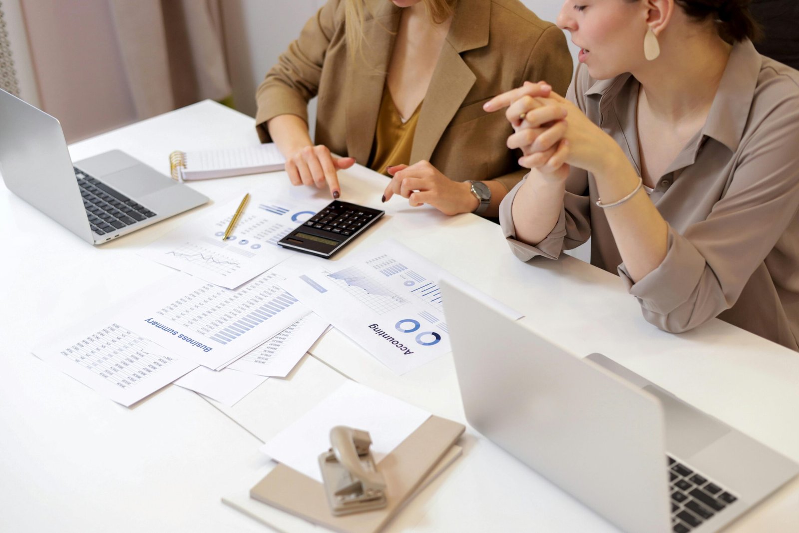 Image of 2 accounting professionals discussing a calculation.